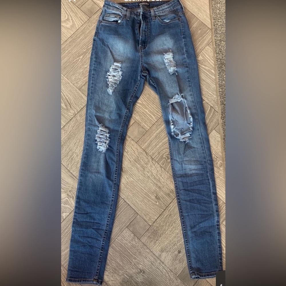 Fashion Nova distressed jeans size 5